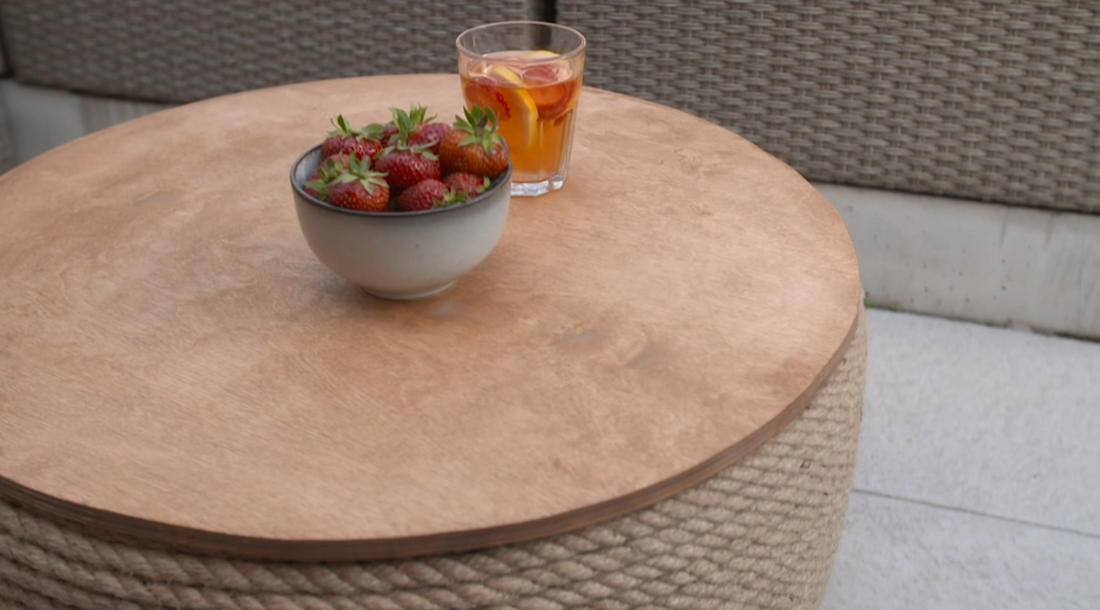 Wielofunkcyjny mebel tarasowy DIY. Stwórz stolik ze starej opony i sznurka. 